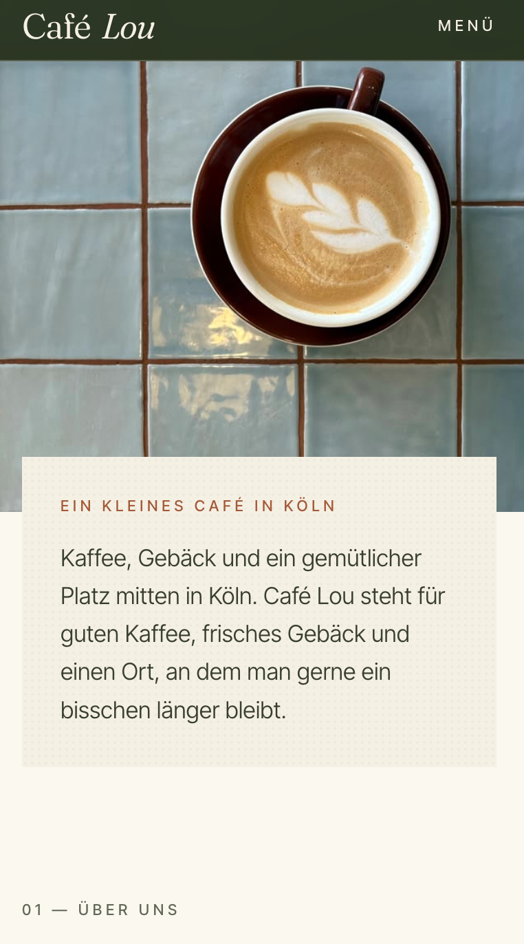 Mobile Über-uns-Sektion von Café Lou mit Cappuccino auf blauen Fliesen