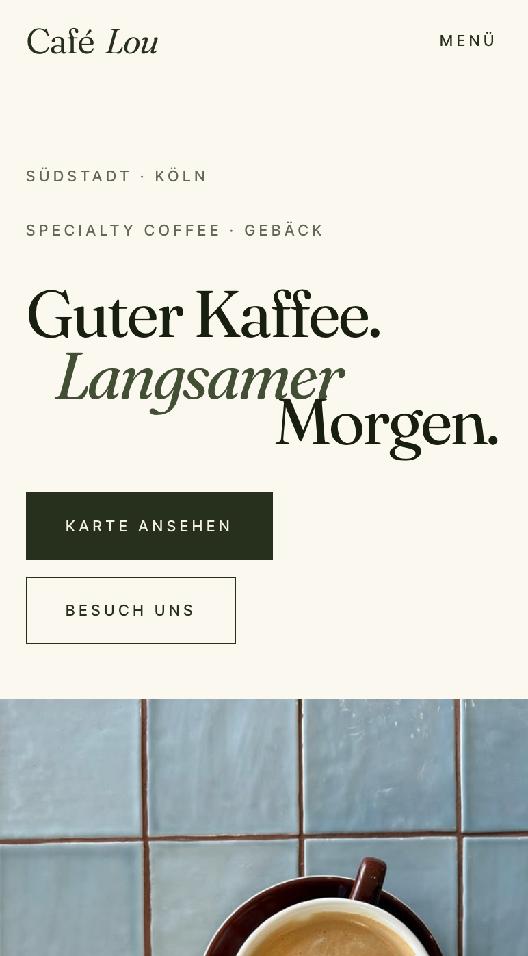 Mobile Startseite von Café Lou mit der Headline „Guter Kaffee. Langsamer Morgen.“